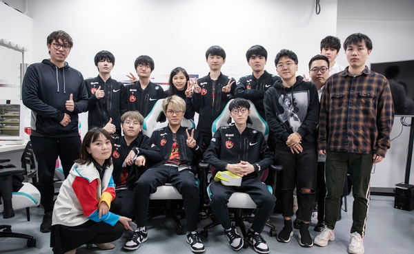 笑笑发话fpx没bo就是个2流队刘青松没芮尔啥也不是第二个宁王