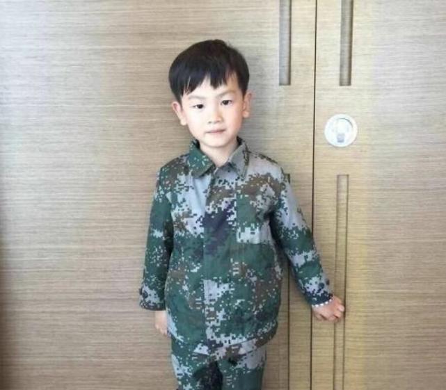 王宝强晒儿子10岁照,皮肤白皙比王宝强帅,网友点评很扎心