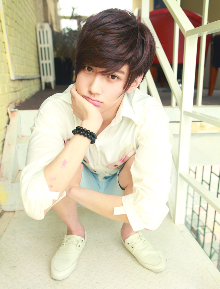 当了模特,也拍过杂志,还签了唱片公司,他当时用的是"彦晞"这个艺名