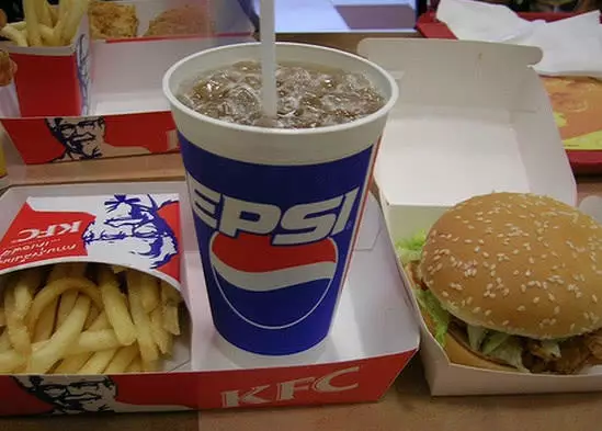 肯德基的可乐是百事可乐,为何比超市卖的好喝?