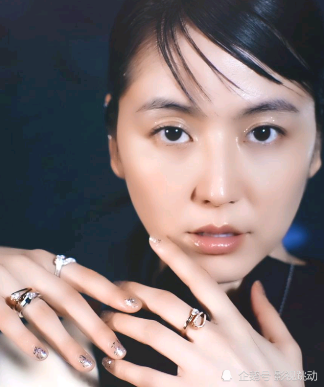 在影片中饰演小林杏奈的长泽雅美,被称为日本十大最美女星之一,虽然