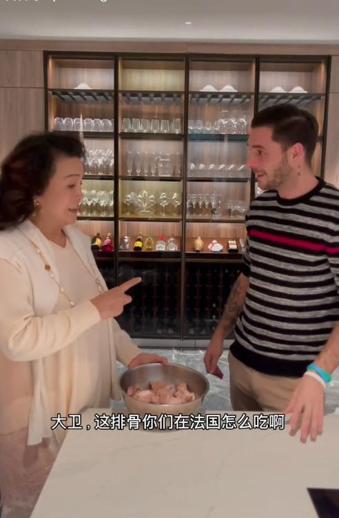 张兰亲自上阵跳舞鞠躬为儿子汪小菲餐厅揽客偌大餐厅空无一人显冷清