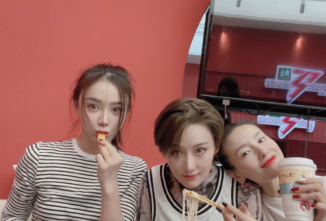 张馨予陪袁姗姗过生日发文为袁姗姗庆生两个漂亮姐姐太养眼了