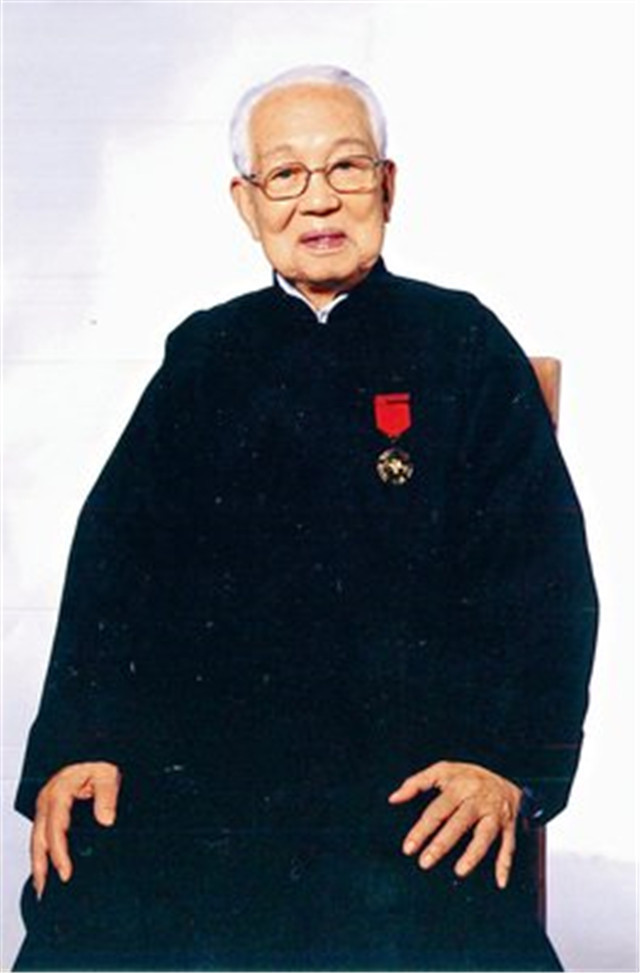 蔡伯励,常居香港,作为广东真步堂天文历算的第三代传人,其著作《通胜