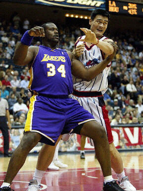 奥尼尔面对姚明,生涯场均21 10 2,那姚明的数据怎么样?