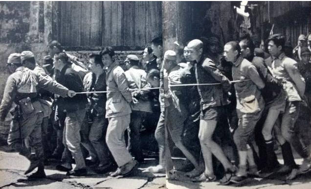 侵华期间,1个日本兵,一次牵一排中国人去活埋,为何不反抗?