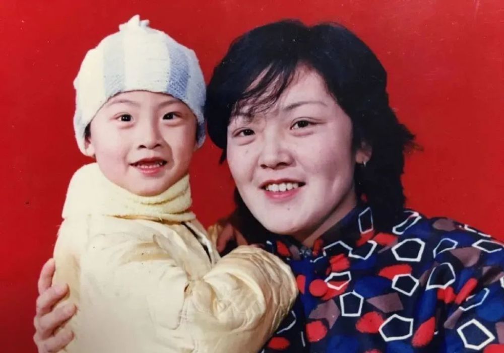 《你好,李焕英》主演童年照:贾玲气质温婉,张小斐认不出_腾讯新闻