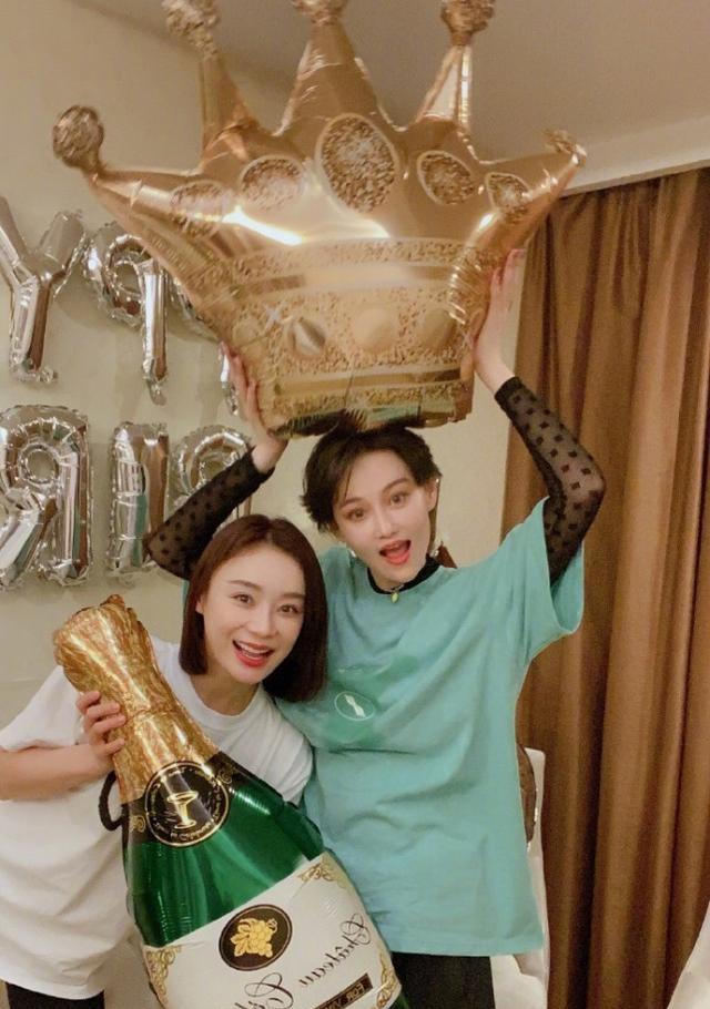 张馨予陪袁姗姗过生日姐妹俩贴脸合影大秀神仙友谊太拉好感了