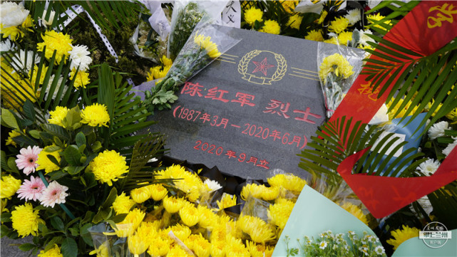 22日,他特意带着孩子们来到山上,看到前面有祭奠的人员,他和孩子们手