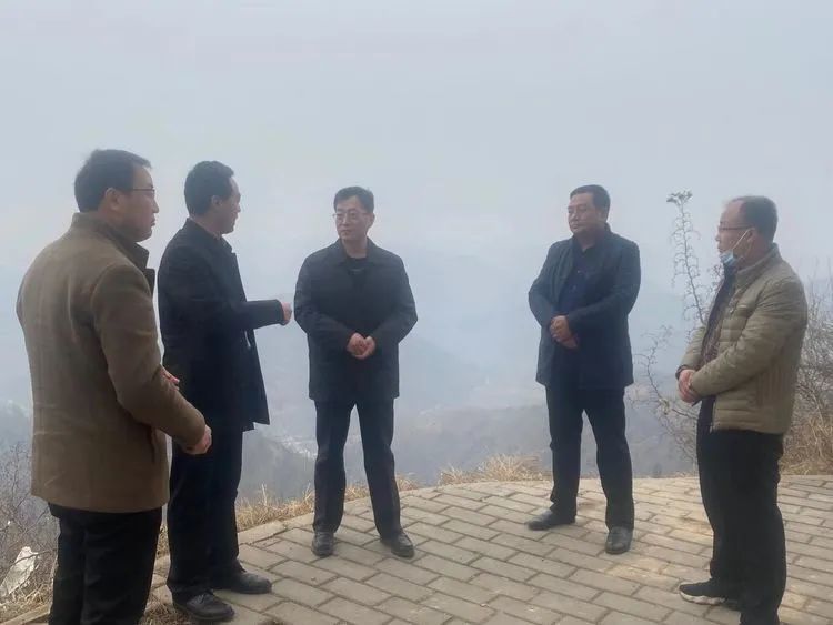 在咸阳市森林防火电视电话会和彬州市森林防火紧急会后,龙高镇高度