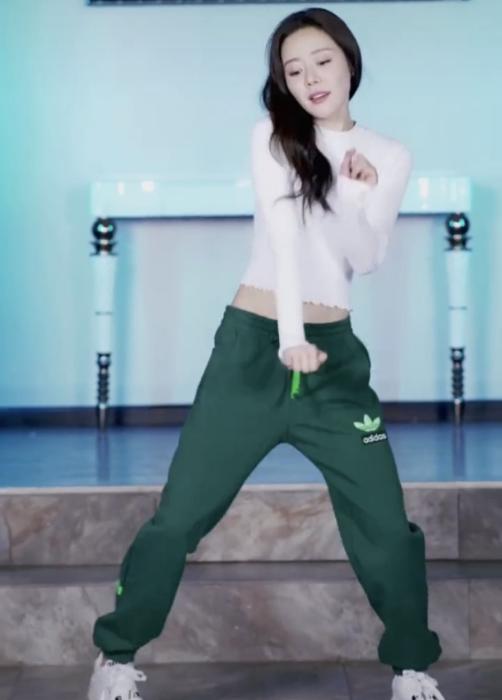 安又琪激情热舞,肚皮白皙肚脐眼全露,曼妙身姿着实令人羡慕_腾讯新闻