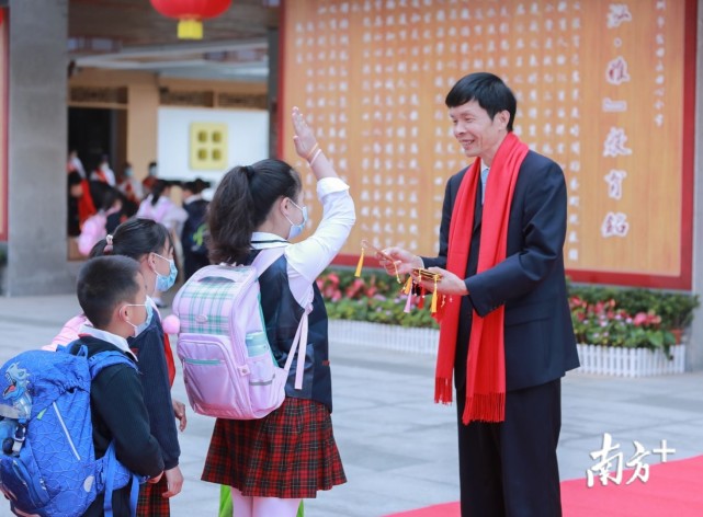 开学首日,田心小学"千人思政大课"致敬戍边英雄_腾讯新闻