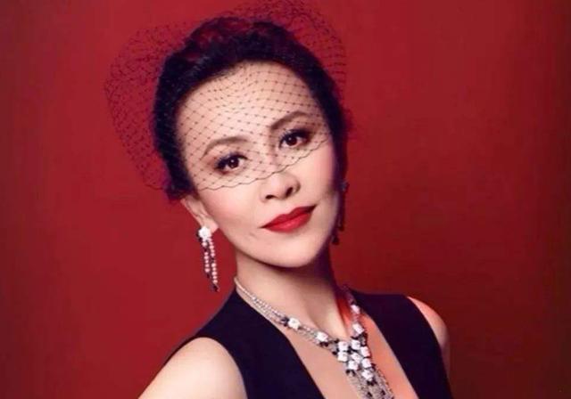 拍下了不雅照,事后对其勒索,更重要的,那些照片还被周刊报道轰动一时