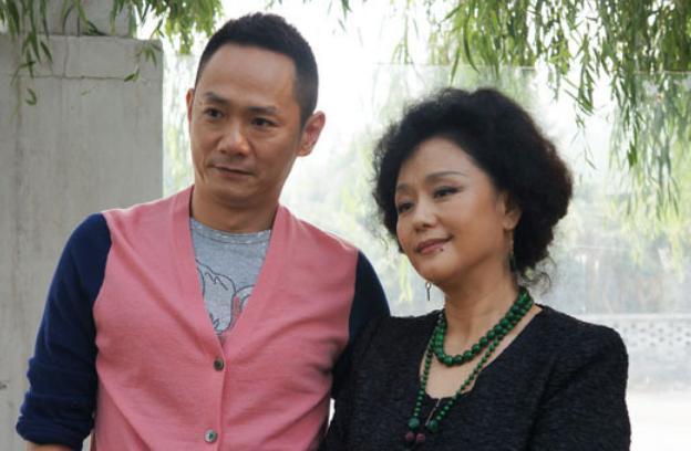 从第一寡妇到妈妈专业户59岁遭乐嘉突吻的廖学秋经历了什么