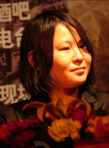 从出道到成名,罗琦只用了短短一年多的时间,而作为90年代流行乐坛