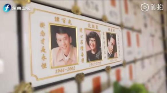 去年鲁豫采访了张国荣身前的经纪人陈淑芬,陈淑芬透露,哥哥的灵位已经