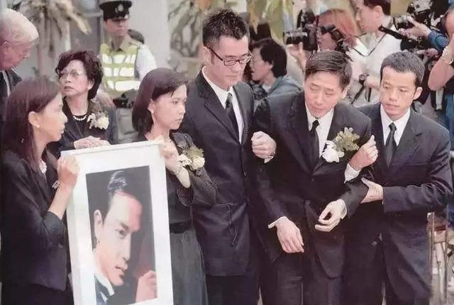 张国荣豪华墓地:面积100平,安装红外线,如今葬着素不相识的他