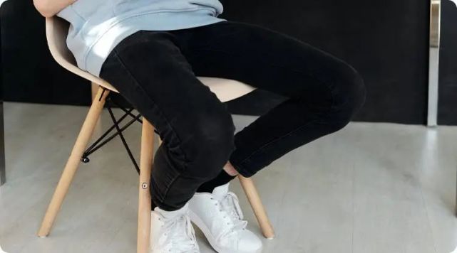 如果一个人坐着的时候,总是习惯性翘着二郎腿,无论那条腿放在上面,都