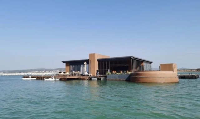 非法占用海域国内首家漂浮酒店海席停业被罚