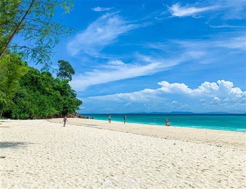 适合在海边发的朋友圈女人看大海的心情短语