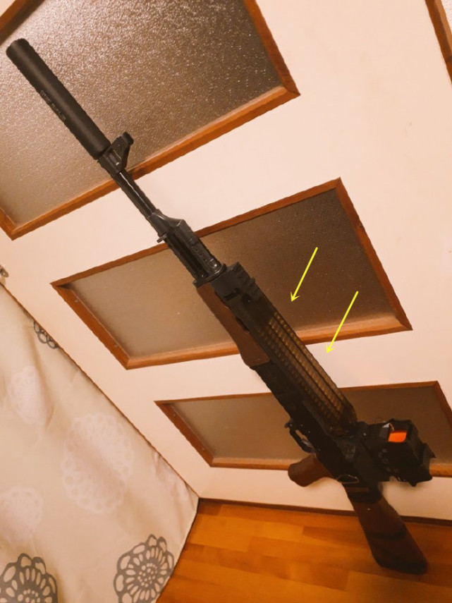 伊拉克出现的魔改56冲,加了垂直握把与伸缩枪托,就是这外观一言难尽