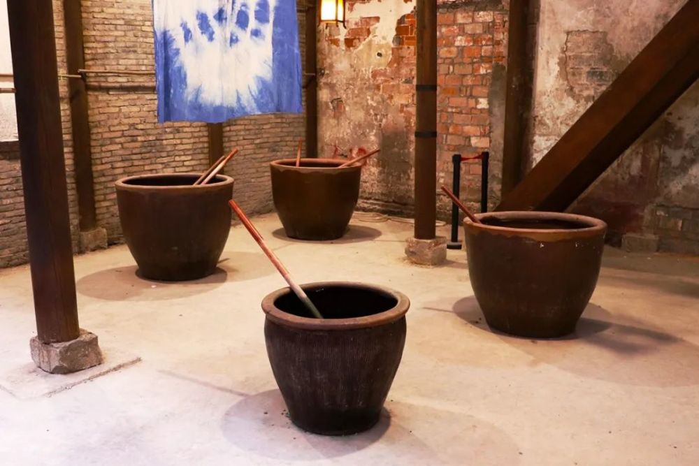 一张张脱好浆的棉布被浸入染缸,再经过一次次漂洗,上色,图案渐渐形成