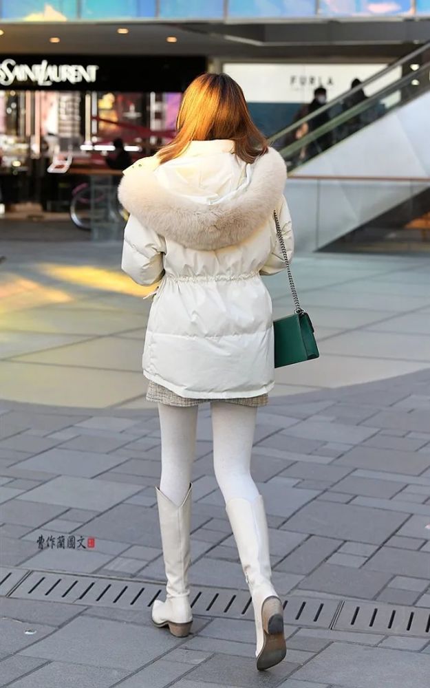 街拍白丝袜美女挡不住的美腿纤细