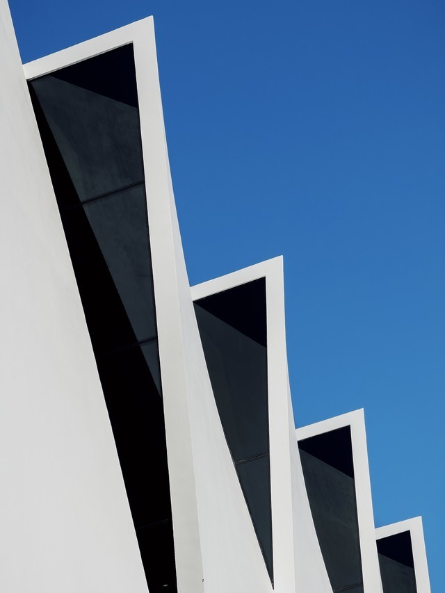 摄影构图遵循的法则是三等分法,摄影师需要将场景用两条竖线和两条