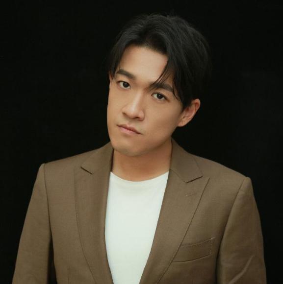 父亲是张丰毅,母亲是吕丽萍,继父是孙海英,无奈他就是红不起来