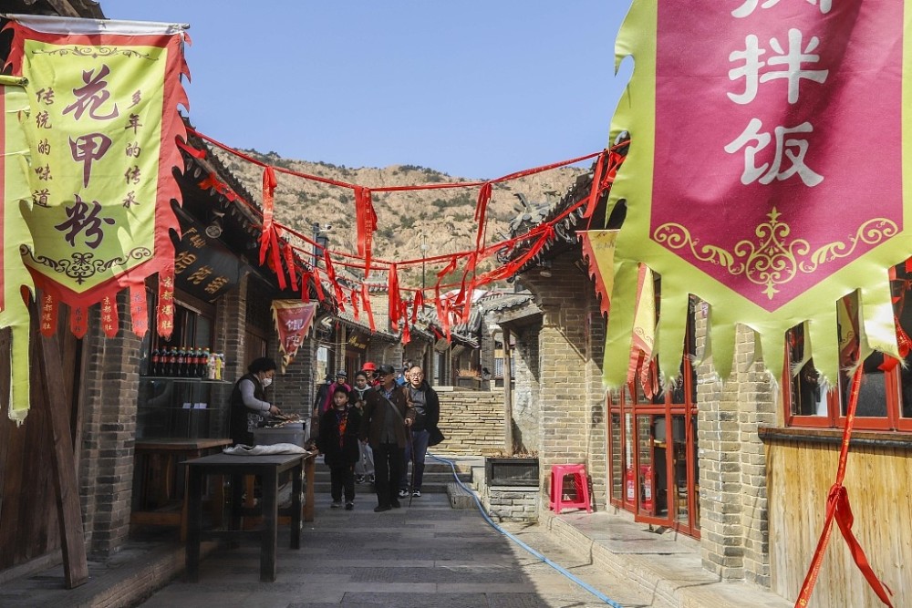 山东青岛:藏马老街特色游玩项目吸引游客