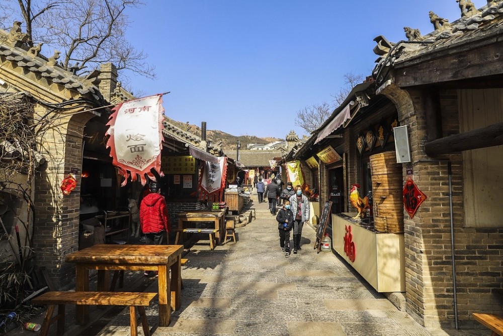 山东青岛:藏马老街特色游玩项目吸引游客