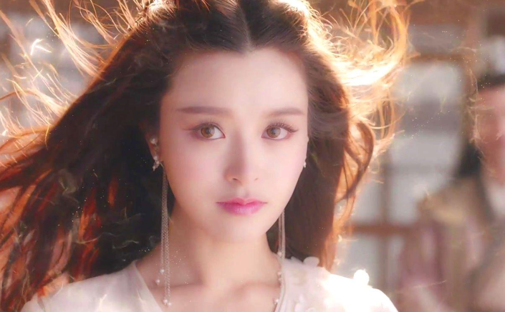 文咏珊客串《唐探3》再火一把,不料被晒照曝整容,比baby机智_腾讯新闻