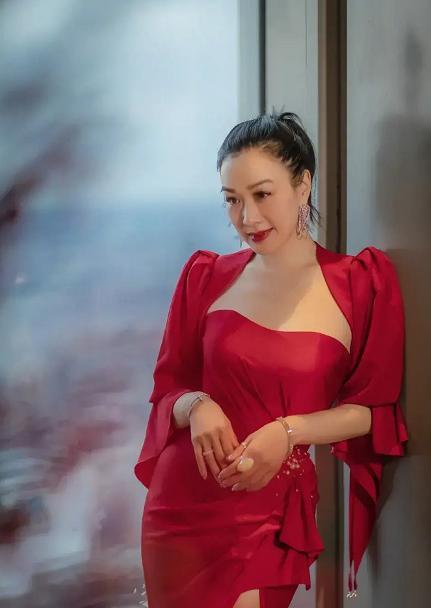 钟丽缇真是人间"不老水蜜桃",50岁身材依旧凹凸火辣,真迷人