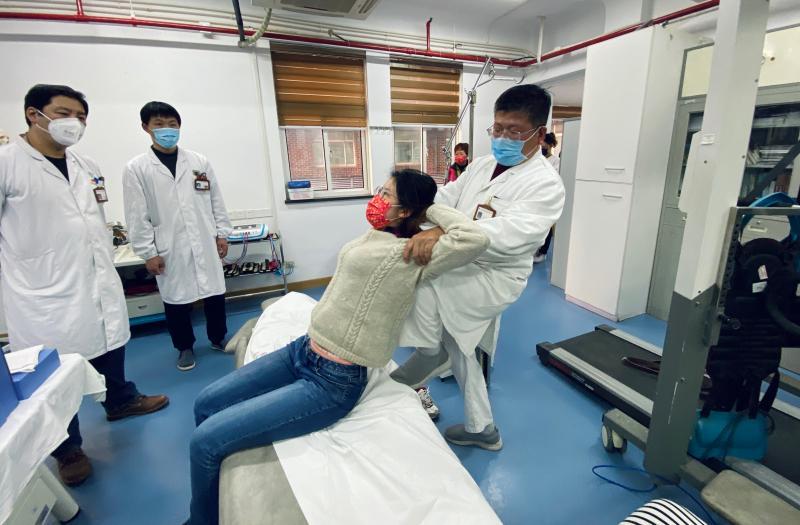 颈椎疼痛难忍拇指一按痛消沪上中医创以啬为用的三部正骨法