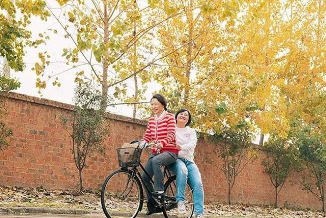 李焕英对贾玲说,"这辈子我过得挺幸福的,你怎么就不相信呢?