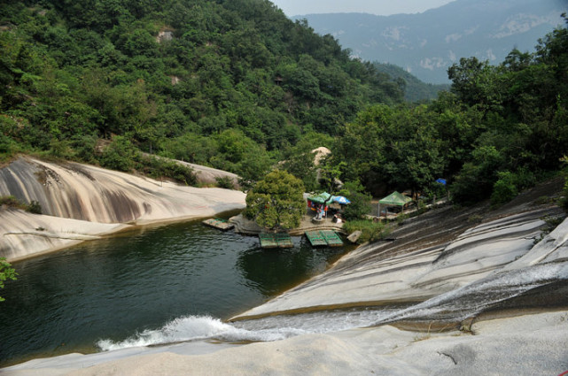 龙潭沟景区,是河南省首家服务标准化示范景区,南阳十佳旅游窗口单位