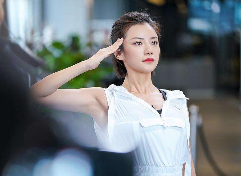 伊一的礼服是因为这条白色裙子深v领,本来是要配一个裹胸,可能是太急