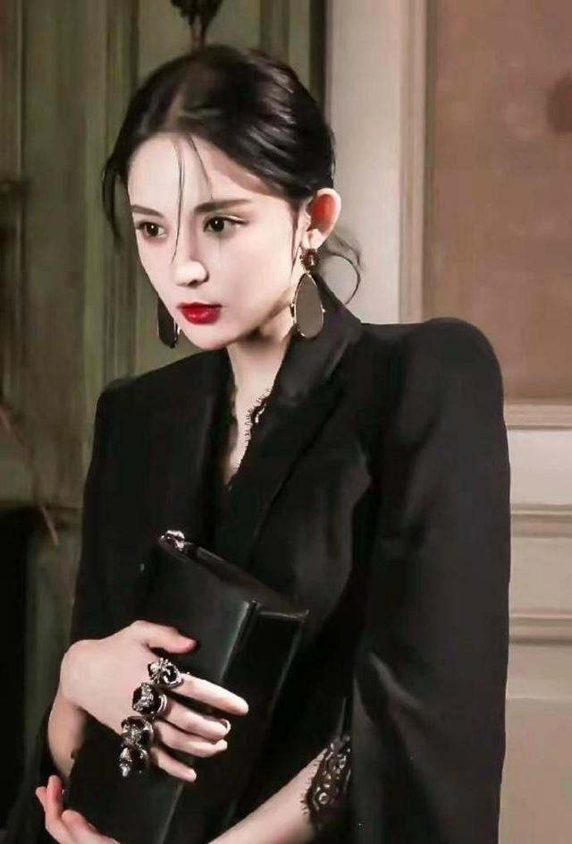 古力娜扎的职场穿搭,干净利落不失时尚感,气场十足