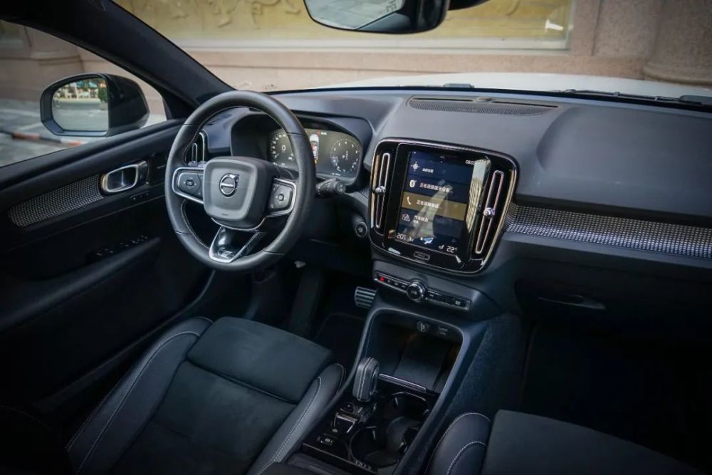 比如,tx5的内饰就照搬了大量来自于沃尔沃的设计,方向盘,中控屏以及