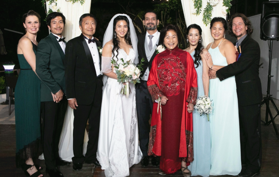 郑佩佩43岁女儿宣布产子,宝宝重4.5斤,与非洲老公感动到哭