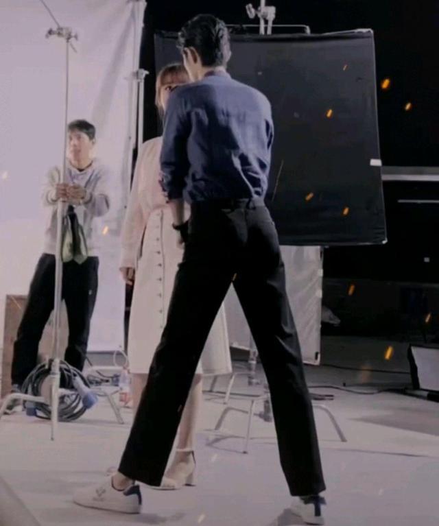 肖战杨紫对视路透满眼都是肖战腰以下的部位