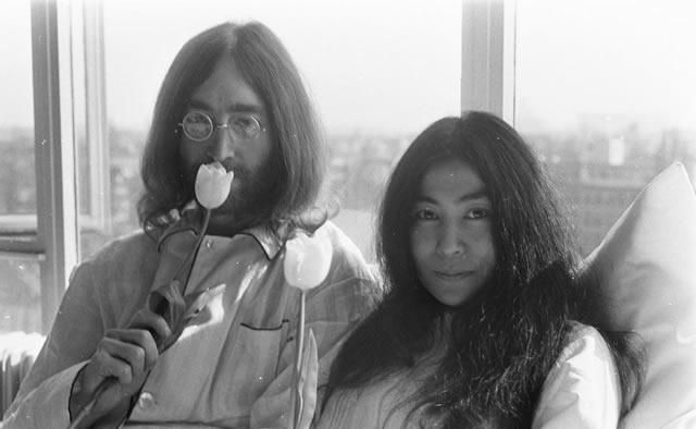 约翰·列侬|秘闻：披头士乐队创始人约翰·列侬遭遇外星螳螂人，被赠送证物！