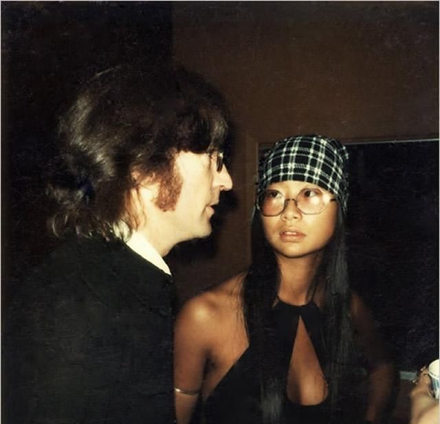 约翰·列侬|秘闻：披头士乐队创始人约翰·列侬遭遇外星螳螂人，被赠送证物！