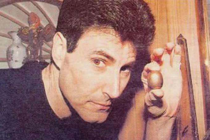 约翰·列侬|秘闻：披头士乐队创始人约翰·列侬遭遇外星螳螂人，被赠送证物！