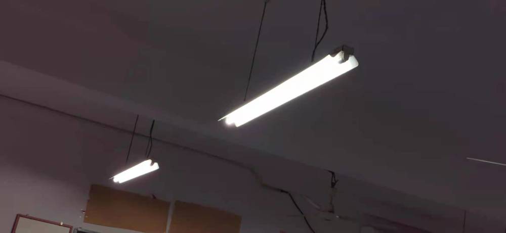 学生长期在这样的教室里学习,难免会受到"日光灯"灯光的刺激,伤害眼睛