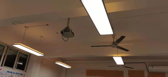 开学前,重庆一高中给60间教室装上"护眼灯",家长:非常支持!_腾讯新闻