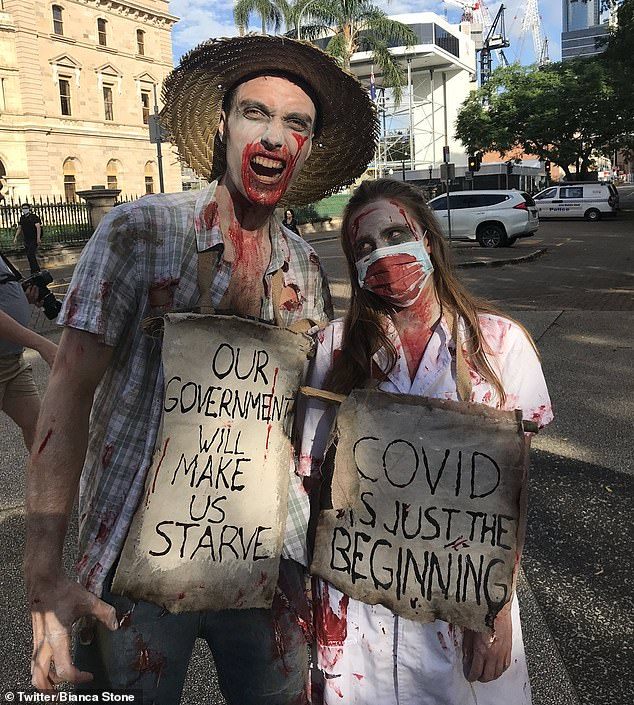 女记者现场直播结果竟被僵尸一口咬中手臂当场哭笑不得