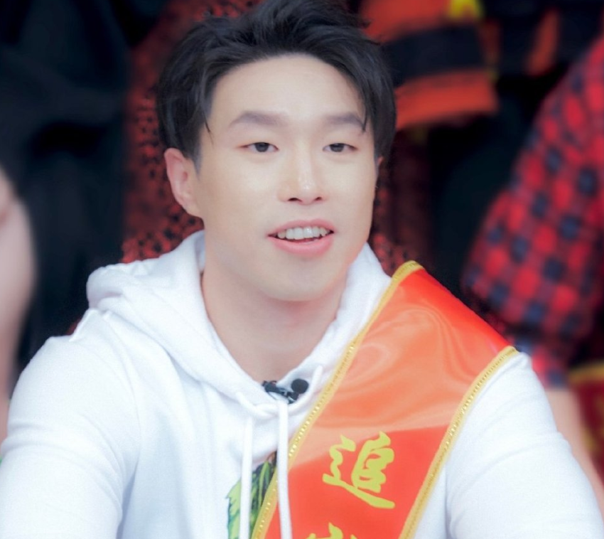 在离开《追光吧哥哥》之后,也因为面临着德云社封箱,烧饼也就因此很少