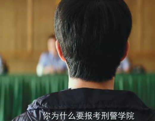 秦风爸爸是q的卧底让儿子在银行前数人不是为了犯罪另有深意