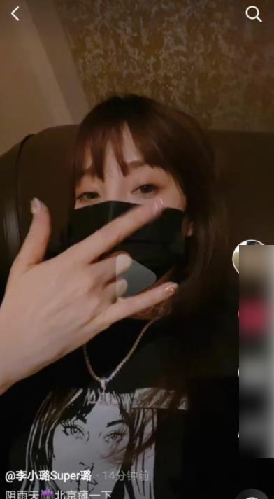 李小璐pgone同时晒视频做同款手势装扮似情侣装被指隔空传情
